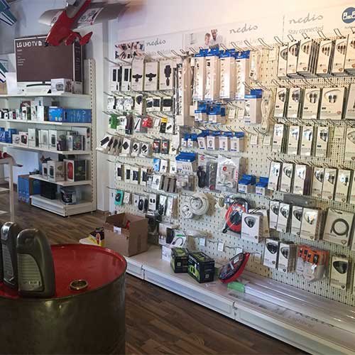 Bacher-Tech Elektro Fachhandel: Küchengeräte, Haushaltsgeräte, Elektro-Zubehör, Computer, Bildschirme, TV Geräte, Kabel, Handy und Mobiltelefonie, Glühbirnen, Kameras und Autozubehör: Geschäft Innenansicht